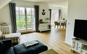 Große deluxe Ferienwohnung mit Balkon, 2 SZ und nur 300m zum Strand